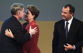 Imagem: Sob os olhares de felicidade do governador Cabral, Eike se confraterniza com a presidente Dilma