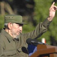 Imagem: Fidel Castro falando com alunos em Havana