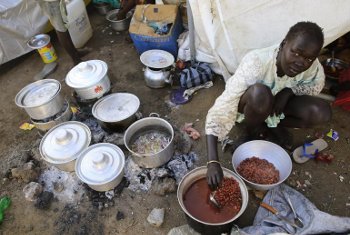 Imagem: Uma mulher prepara a refeição no campo de refugiados da ONU perto do aeroporto internacional de Juba. Dez. 24, 2013. Reuters/James Akena 