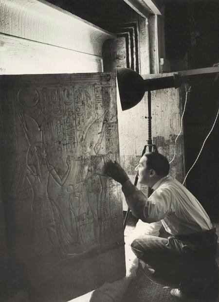 Imagem: Arqueologista Howard Carter abrindo pela primeira vez a tumba do faraó egípcio Tutankamon